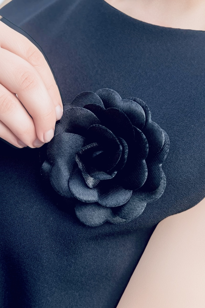 Sukienka + trzy broszki różyczki